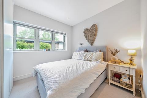 2 bedroom flat to rent, Culverden Road, London, SW12