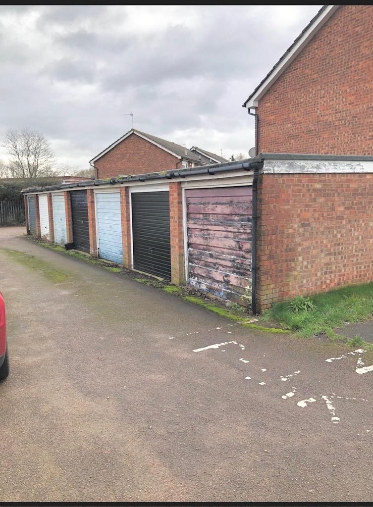 Single garage in block