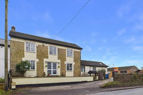 4 bedroom semi-detached house for sale, Brackley Road, Silverstone, NN12