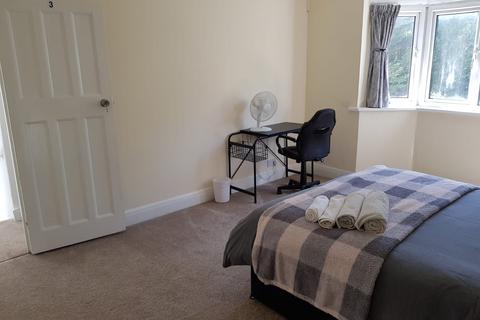 4 bedroom semi-detached house to rent, Watford way, NW44TE