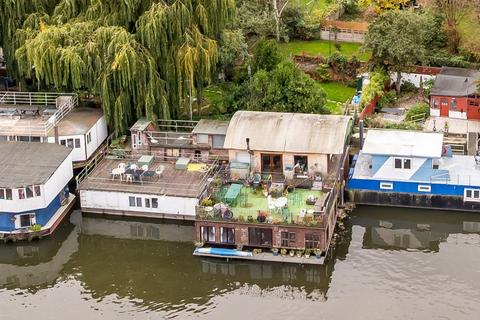 undefined, Ducks Walk, Twickenham TW1
