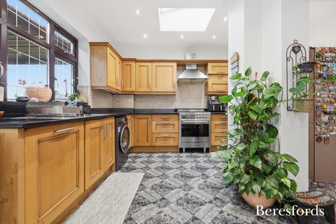5 bedroom semi-detached house for sale, Stoneleigh Road, Clayhall, IG5