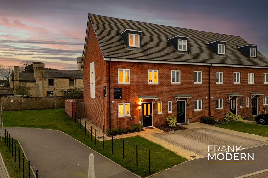 Waterfield Close, Peterborough, PE3 3 bed terraced house for sale - £