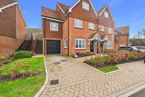 4 bedroom semi-detached house for sale, Lillybank Crescent, Battle, TN33