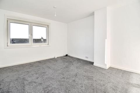 3 bedroom terraced house to rent, Anderson Crescent, Queenzieburn, G65