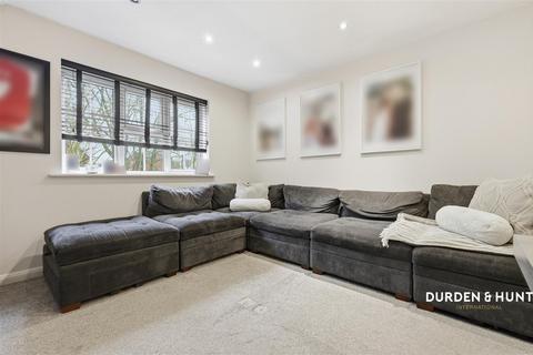 2 bedroom apartment for sale, Retreat Way, Chigwell, IG7
