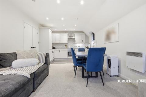 2 bedroom apartment for sale, Retreat Way, Chigwell, IG7