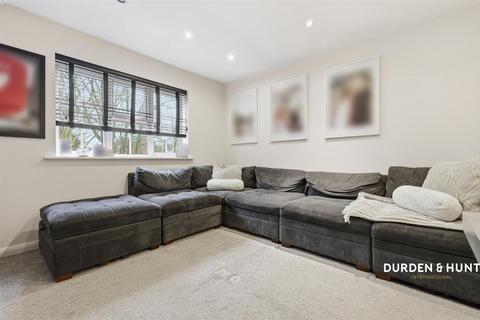 2 bedroom apartment for sale, Retreat Way, Chigwell, IG7