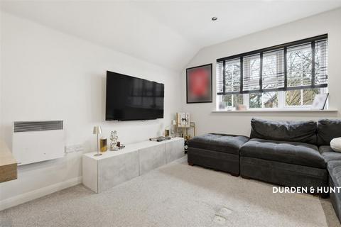 2 bedroom apartment for sale, Retreat Way, Chigwell, IG7