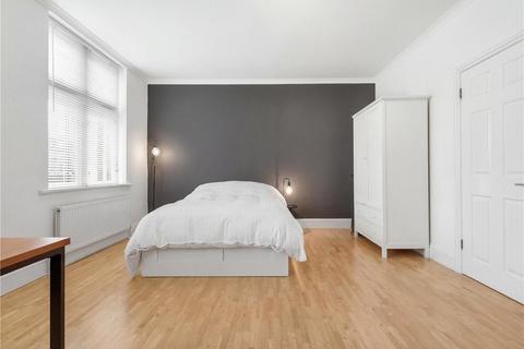 Studio to rent, Chiswick High Road, London, W4