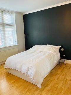 Studio to rent, Chiswick High Road, London, W4