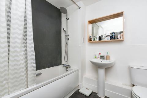 1 bedroom flat for sale, Alencon Link, Basingstoke, Hampshire, RG21