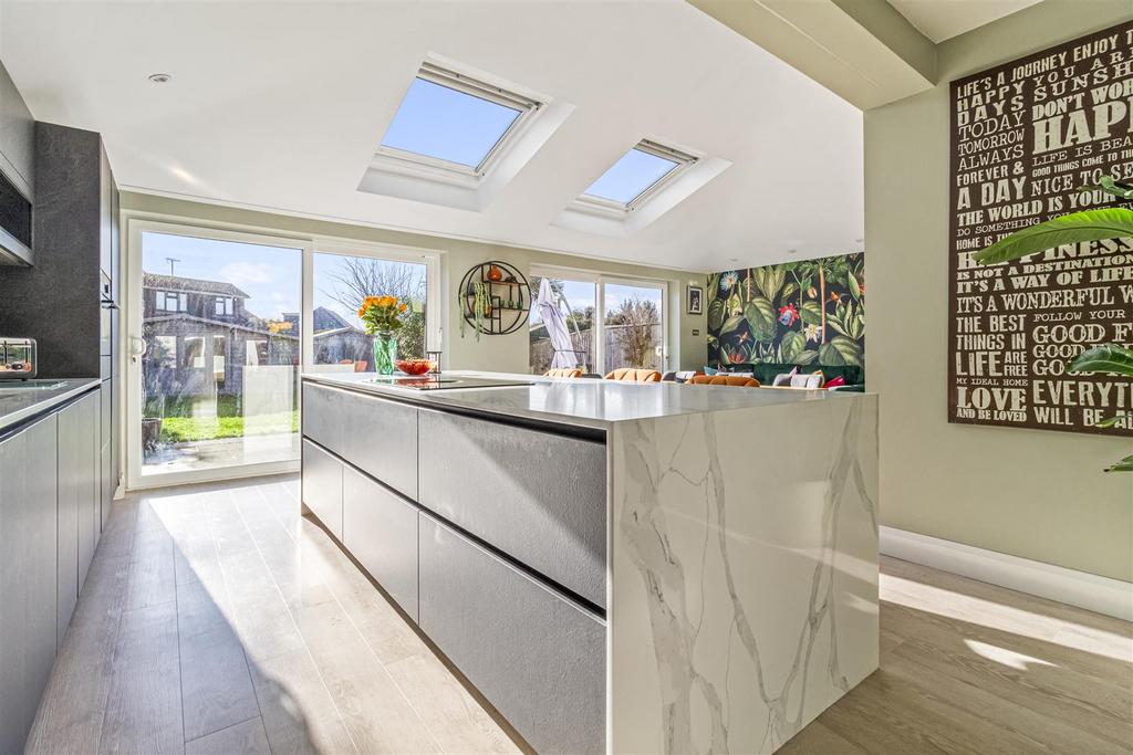 33 Alinora Crescent-021.JPG