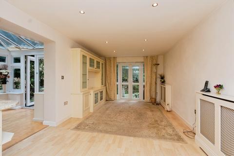 2 bedroom flat for sale, Gordon Crescent, Camberley, Surrey, GU15