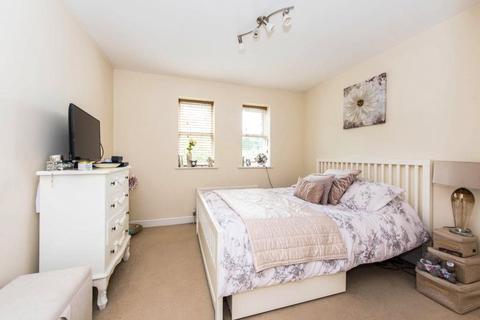 2 bedroom flat for sale, Lyster Mews, Cobham, Surrey, KT11