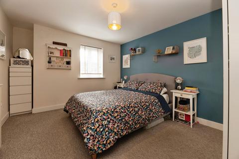 2 bedroom flat for sale, Alderson Grove, WALTON-ON-THAMES, Surrey, KT12