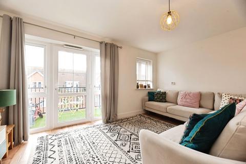2 bedroom flat for sale, Alderson Grove, WALTON-ON-THAMES, Surrey, KT12