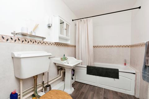 2 bedroom flat for sale, Boundary Road, Farnborough, Hampshire, GU14