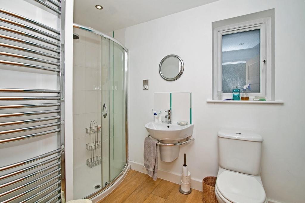 Shower/Bathroom