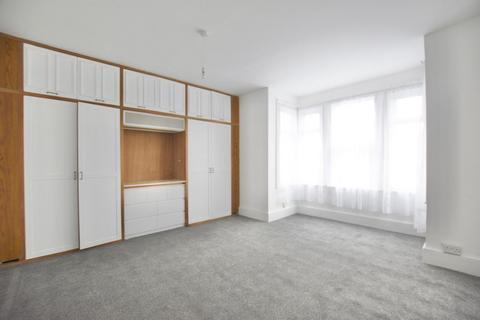 4 bedroom end of terrace house to rent, Aldborough Road South, Seven Kings, IG3
