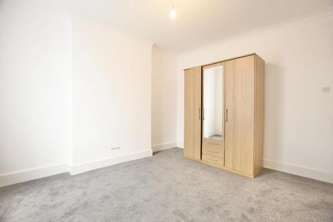 4 bedroom end of terrace house to rent, Aldborough Road South, Seven Kings, IG3