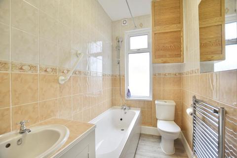 4 bedroom end of terrace house to rent, Aldborough Road South, Seven Kings, IG3