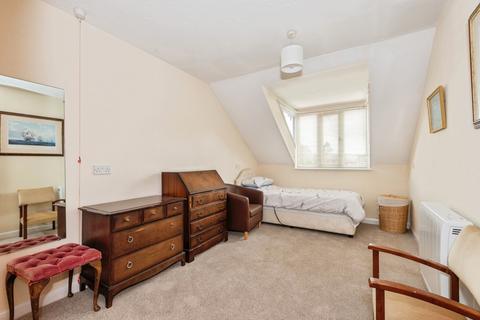 1 bedroom flat for sale, Holly Court, Belmont Road, Leatherhead, Surrey, KT22