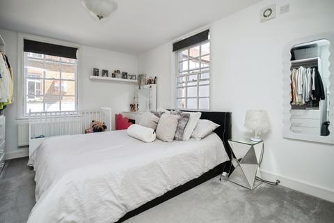 1 bedroom flat for sale, High Street, Leatherhead, Surrey, KT22