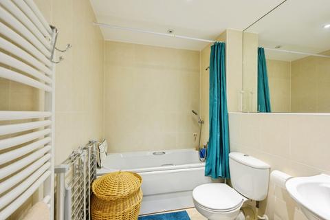 2 bedroom flat for sale, Highbury Drive, Leatherhead, Surrey, KT22