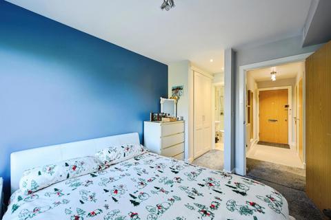 2 bedroom flat for sale, Highbury Drive, Leatherhead, Surrey, KT22