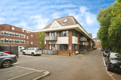 2 bedroom flat for sale, Challenge Court, Leatherhead, Surrey, KT22