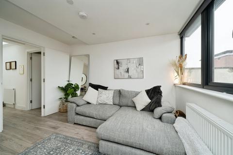 1 bedroom flat for sale, High Street, Leatherhead, Surrey, KT22