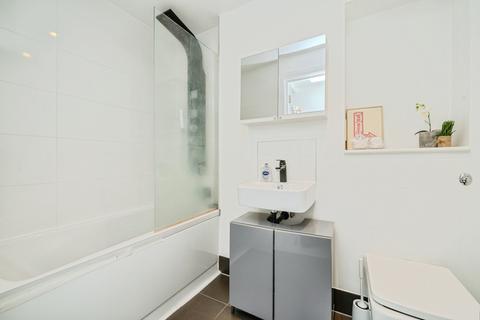 1 bedroom flat for sale, High Street, Leatherhead, Surrey, KT22