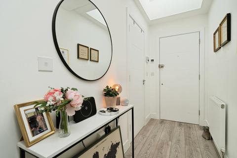 1 bedroom flat for sale, High Street, Leatherhead, Surrey, KT22