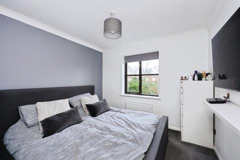 1 bedroom flat for sale, Epsom Road, Leatherhead, Surrey, KT22