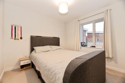 2 bedroom flat for sale, Thornton Close, Leatherhead, Surrey, KT22