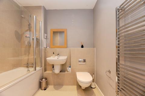 2 bedroom flat for sale, Thornton Close, Leatherhead, Surrey, KT22