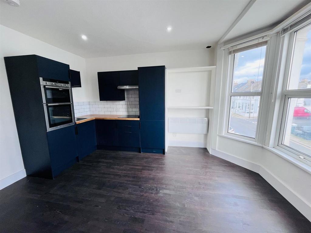 Lounge kitchen.jpg