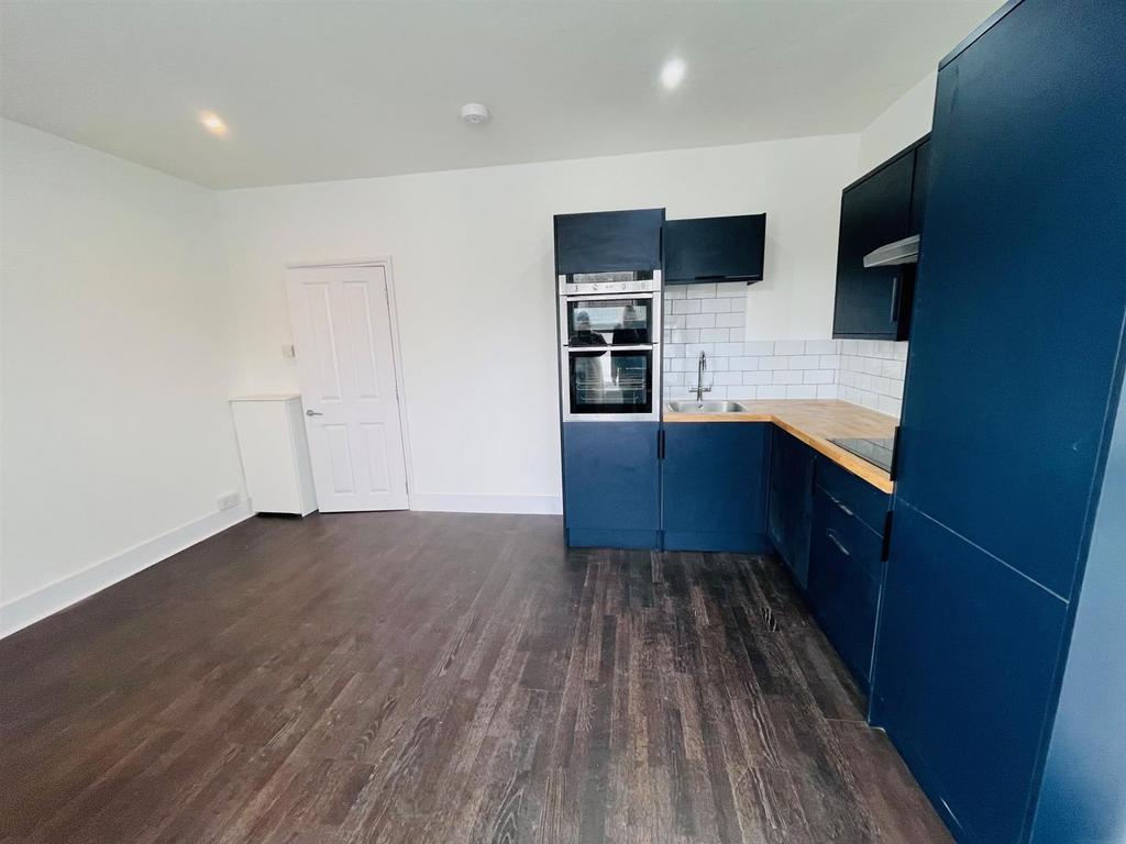 Lounge kitchen 2.jpg