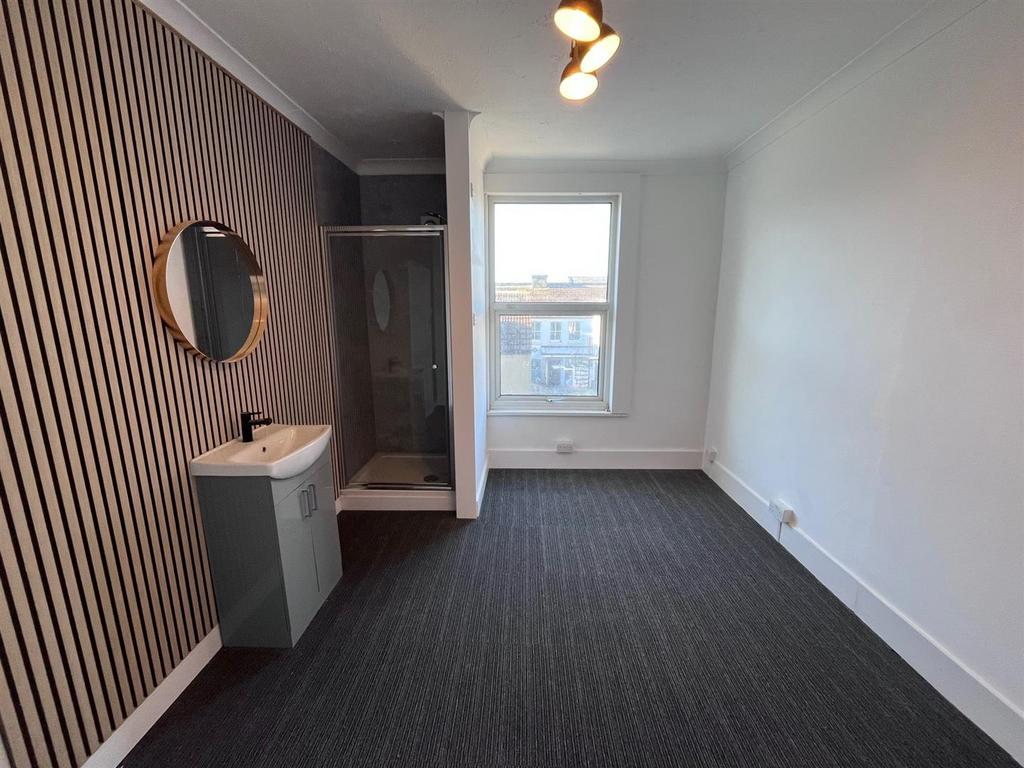 Shower - bedroom 1.jpg
