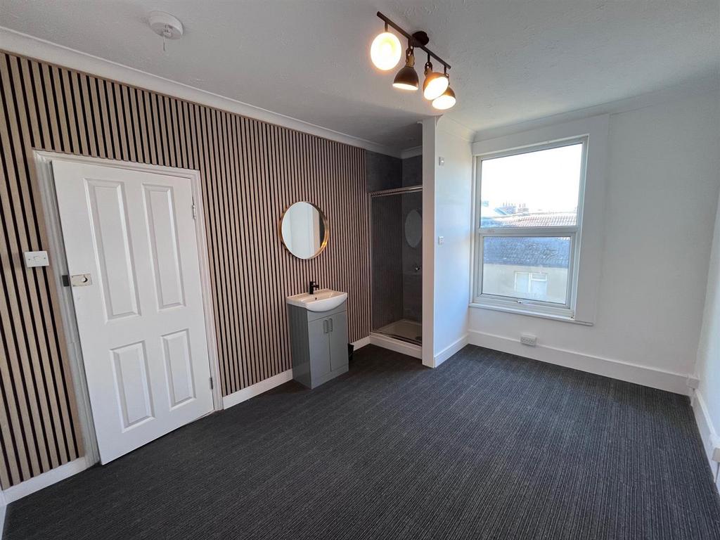 Shower - bedroom 2.jpg
