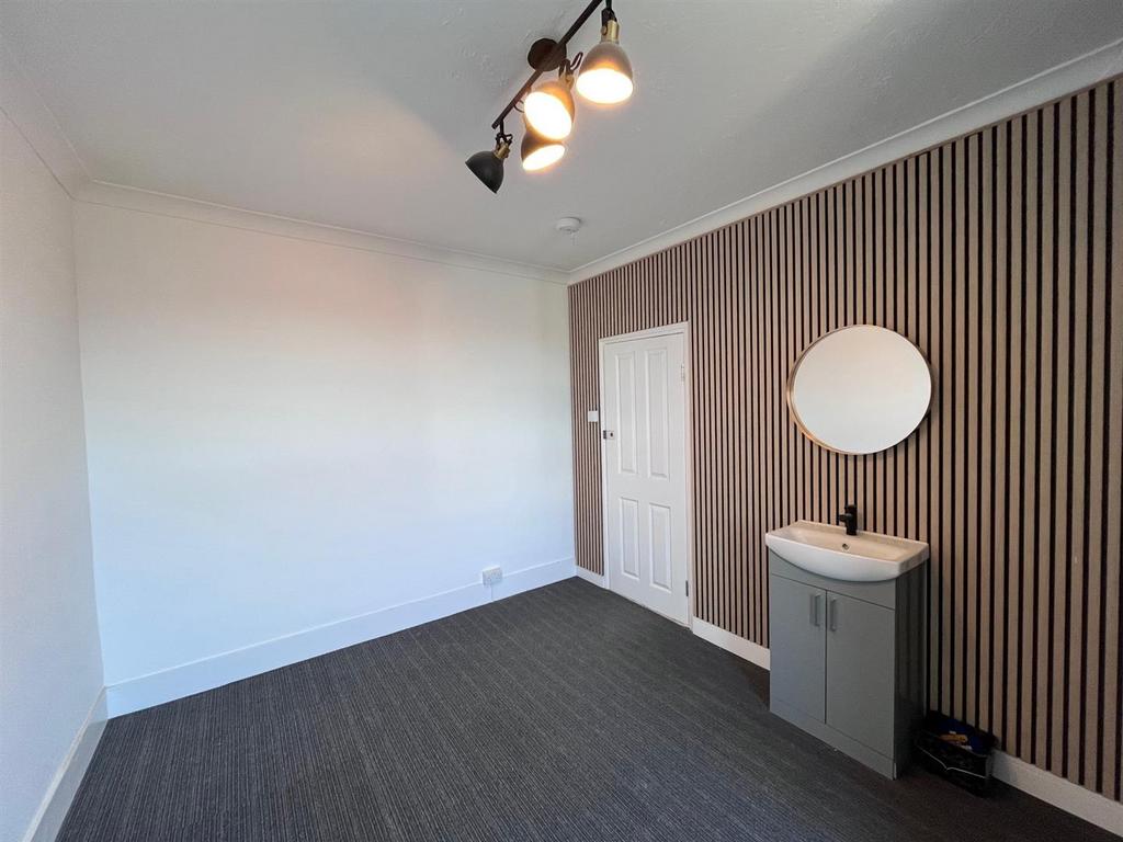 Shower - bedroom 3.jpg