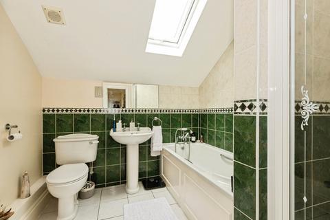 2 bedroom flat for sale, Ladbroke Road, Redhill, Surrey, RH1