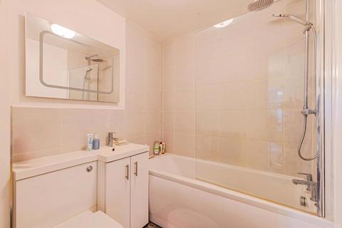 2 bedroom flat for sale, Reynolds Avenue, REDHILL, Surrey, RH1