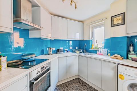 2 bedroom flat for sale, Reynolds Avenue, REDHILL, Surrey, RH1