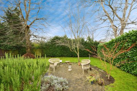 2 bedroom flat for sale, Ladbroke Road, Redhill, Surrey, RH1