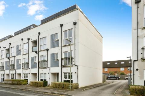 2 bedroom maisonette for sale, Canalside, Redhill, Surrey, RH1