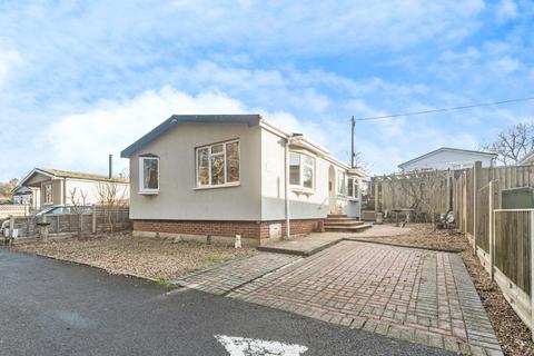 2 bedroom detached house for sale, Ravenswing Park, READING, Berkshire, RG7