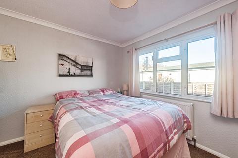 2 bedroom detached house for sale, Ravenswing Park, READING, Berkshire, RG7
