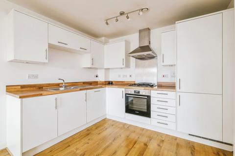 2 bedroom flat for sale, Victory Park Road, Addlestone, Surrey, KT15